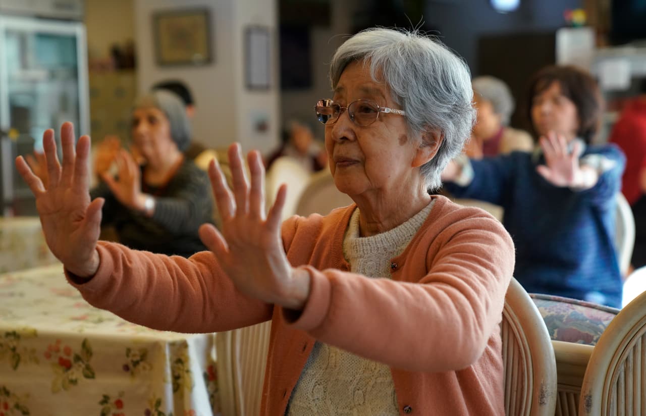 ¿Tu mamá no habla inglés? Estos consejos te ayudarán a encontrar el mejor hogar de cuidado para ella
