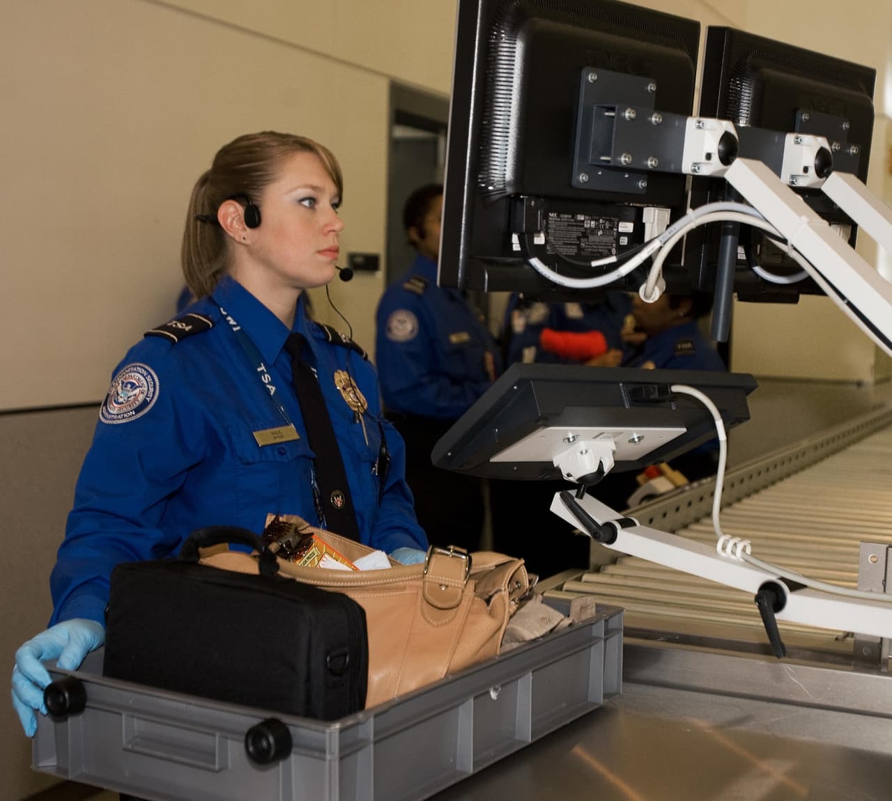 Buscan a una azafata que llevaba 70 libras de cocaína en su equipaje de mano