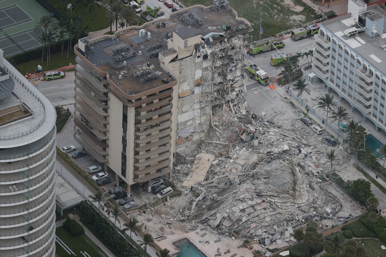 Una toma aérea de la zona donde cayó parcialmente el edificio al norte de Miami Beach. Las autoridades creen que podría haber muchas personas sepultadas bajo los escombros, ya que al menos unos 55 apartamentos colapsaron.