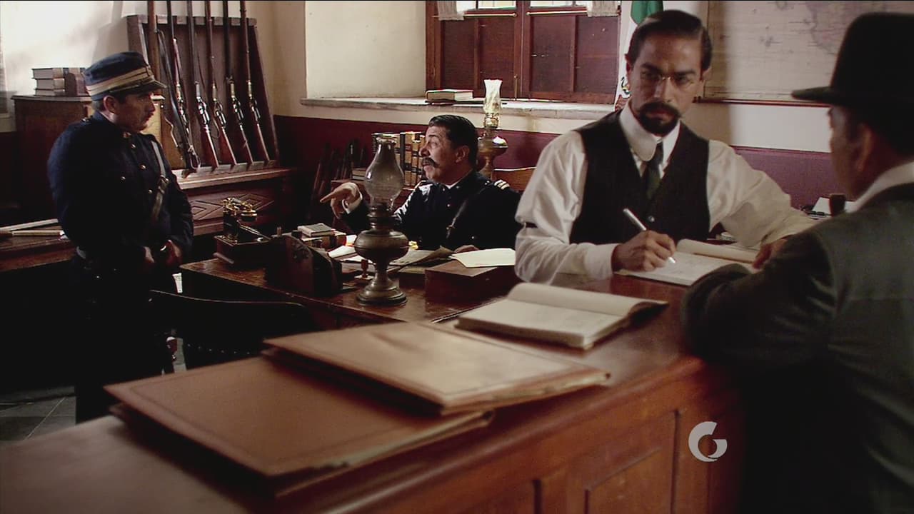 El Jefe de la Polícia tiene una orden de cateo en contra de los Serdán por acopio de armas, por lo que se dispone a ir en su búsqueda.