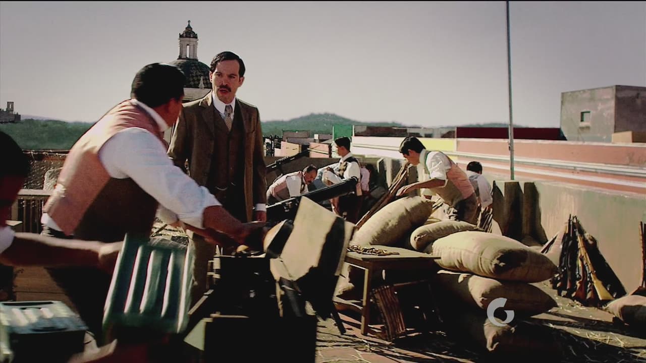 Ya en la azotea, los hombres de Serdán esperan la llegada de los policías.