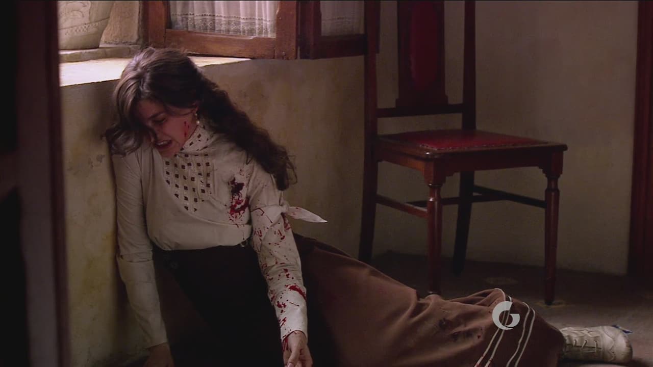 Tras escoder a su hermano, Carmen muere a causa de los disparos de los policías.