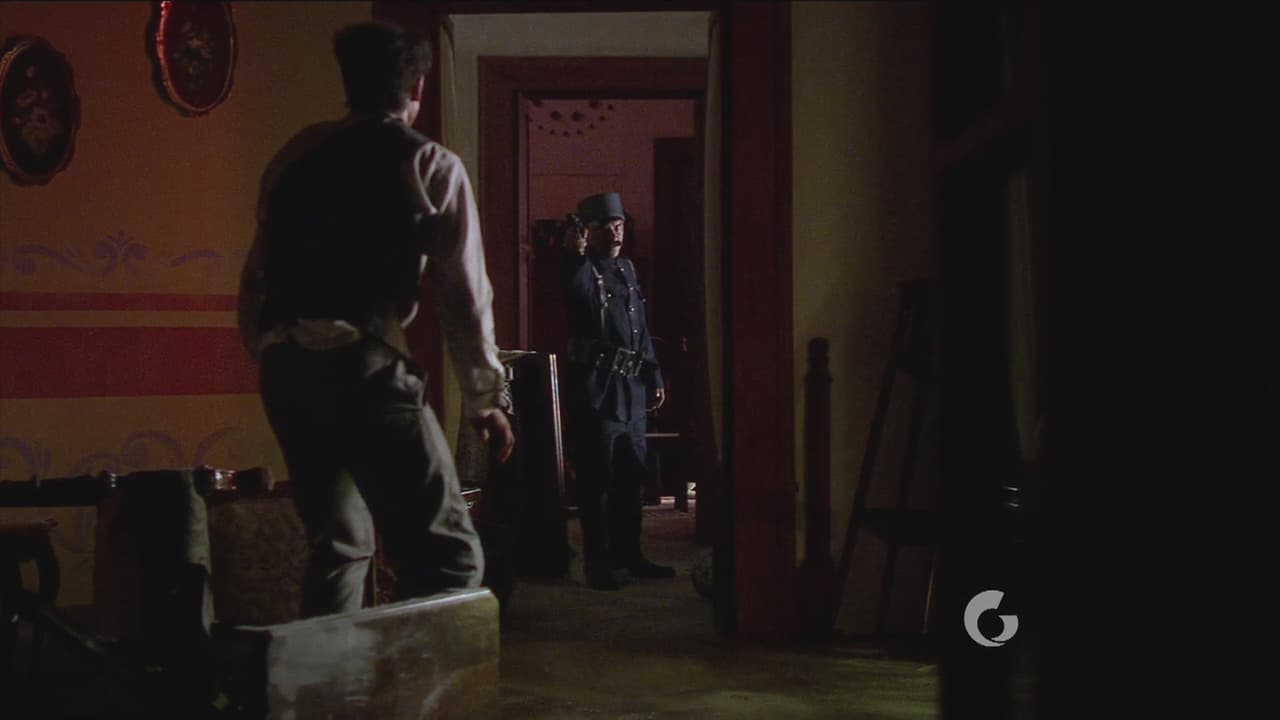 Pero no cuenta con que un policía ya lo estaba esperando armado.