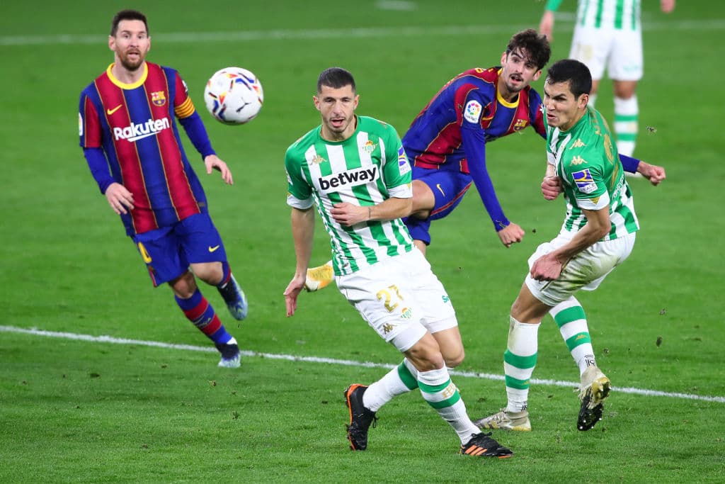 Gracias a los goles de Lionel Messi, autogol de Víctor Ruíz y gol de Trincao, el Barcelona vence 2-3 al Real Betis, empatan al Real Madrid con 43 unidades y se quedan con el segundo lugar de la tabla.