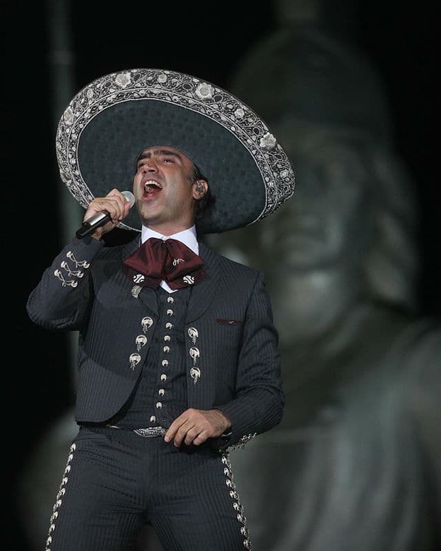 De su álbum début se desprendieron éxitos como "Equivocadamente" y "Necesito olvidarla".