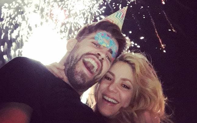 Los diarios también achacan al trabajo de Shakira, y la preparación para su próximo tour, como una de las causas. Incluso comentan que 
<b>la colombiana ya se ha cambiado de casa</b> y recalcan que no ha compartido imágenes recientes con padre de sus hijos en redes sociales.