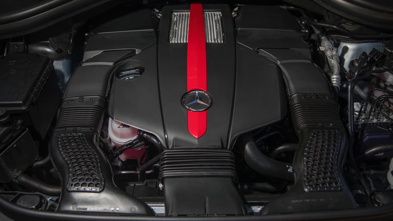 Bajo el capó de la nueva camioneta SUV de Karol G se esconde un 
<b>motor V6</b> de 3.0 litros, con 
<b>dos turbos</b>, que produce 385 caballos de fuerza y 384 lb-pie de torque. Cuando la regeatonera quiera, podrá ir de 0 a 60 millas por hora en solo 5.6 segundos.