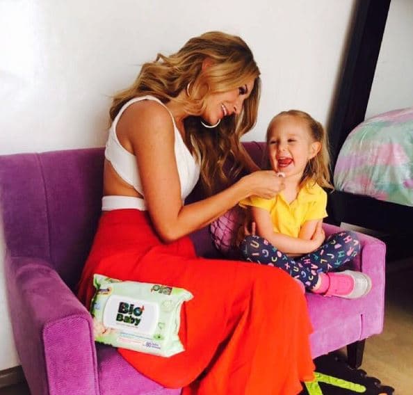 Durante un viaje que realizó la familia a Perú, Alexa dejó incomunicada y ausente de las redes sociales a la actriz, quien describió en Instagram la travesura de la menor de sus hijas así: ‘No, no ando perdida, exiliada ni nada que se le parezca jaja. Les cuento que en el inicio de nuestra aventura a Machu Picchu, por accidente, mi hija pequeña Miranda tiró mi celular al río Vilcanota por lo que además de estar incomunicada, obviamente no pude tomar las fotos que habría querido, pero bueno tomé algunas con una pequeña cámara que afortunadamente llevaba. Y las compartiré con ustedes en estos días...'.