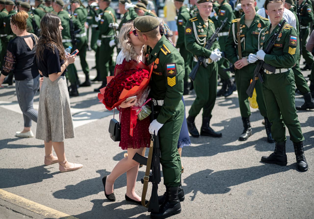 El evento conmemora el triunfo de la Unión Soviética sobre las tropas nazis durante la Segunda Guerra Mundial. Miles de personas abarrotaron las calles de la capital rusa para ver los tanques circulando por la ciudad. Un soldado ruso besa a su novia después de asistir al desfile militar.