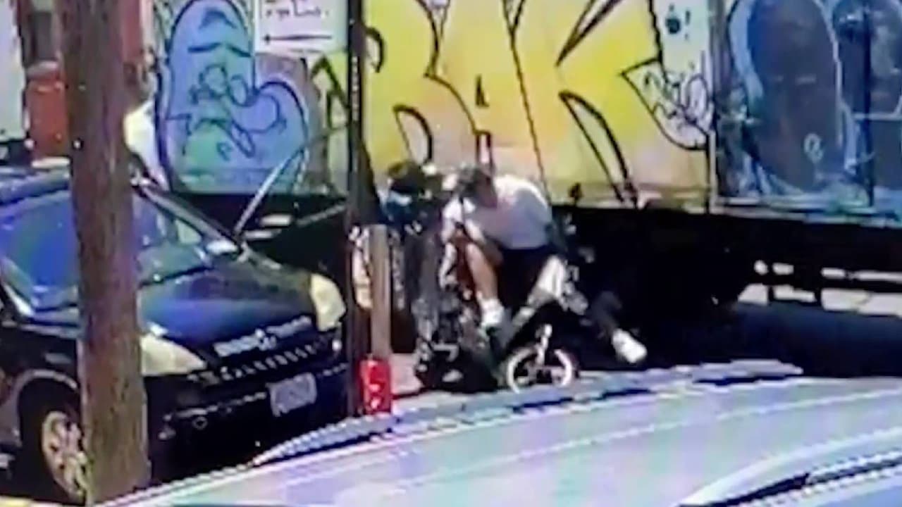 Niño de 13 años muere tras choque de motocicleta contra camión en Queens