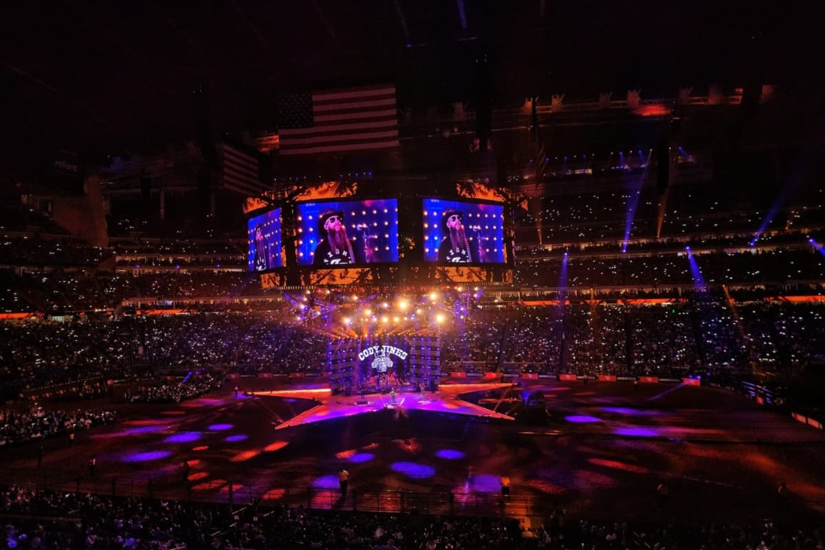 Los conciertos del Rodeo son mundialmente famosos. Todas las noches, al finalizar los rodeos, suben al escenario premiadas estrellas de la industria de la música de todos los géneros, desde música country hasta blues, pop y R&B. La agenda completa de los conciertos la puedes 
<a href="https://www.rodeohouston.com/plan-your-visit/music-and-concerts/" target="_blank">revisar aquí</a>.