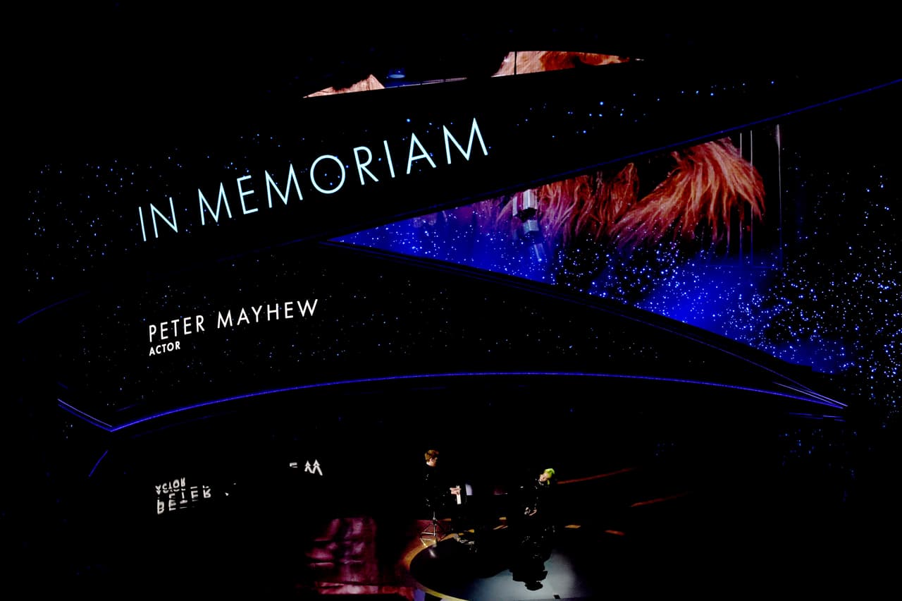 Uno de los momentos más emotivos en la
<b><a href="https://www.univision.com/famosos/el-grito-de-up-up-up-y-otros-18-momentos-imborrables-de-los-premios-oscar-2020-fotos" target="_blank">gala de los premios Oscar</a></b> es el obituario en el que se recuerda a aquellas personalidades de la industria del entretenimiento que perdieron la vida en el último año.