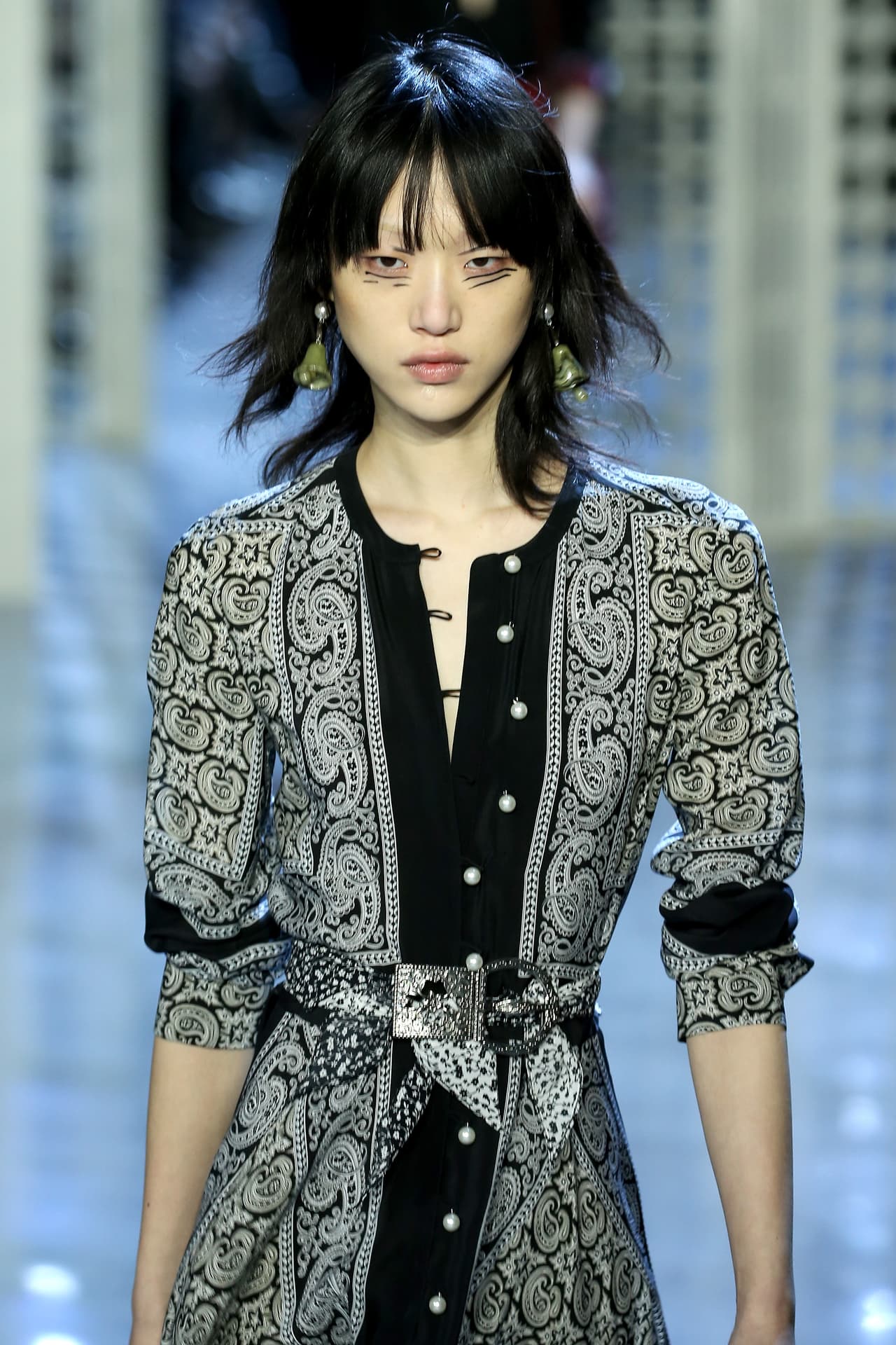 El vestido diseñado por la casa Altuzarra fue llevado con un poco más de riesgo en la pasarela Fall 2016, donde la modelo lo usó desabotonado y con las mangas recogidas. Salió al mercado 
<a href="http://www.fwrd.com/product-altuzarra-winnie-dress-in-black-paisley/ALTU-WD47/?d=Womens&source=cj&utm_medium=affiliate&utm_source=cj&utm_campaign=glob_p_2936164">por un precio de 2,995 pero ahora se encuentra en tiendas por 1,797 dólares</a>