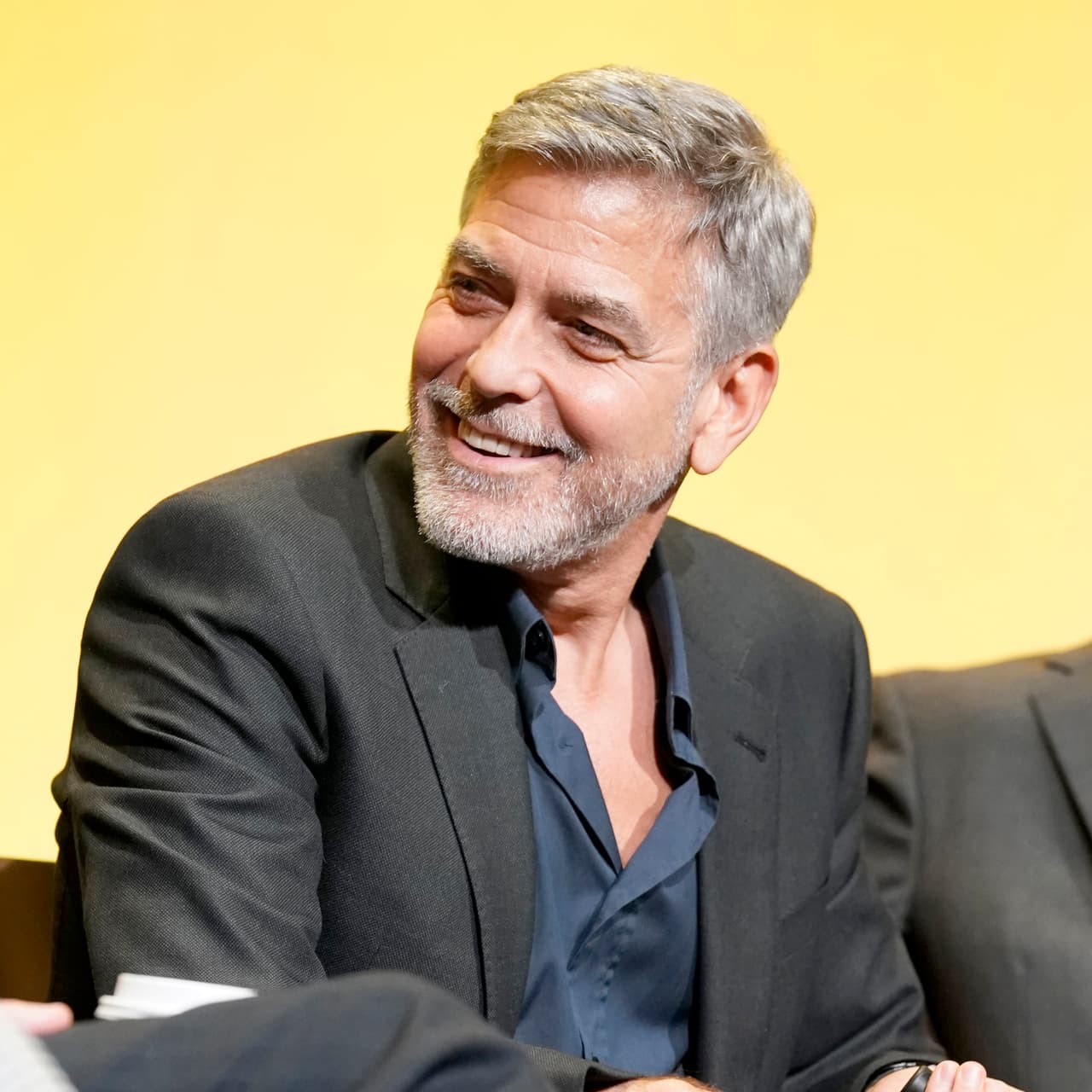 George Clooney dejó claro que no quiere formar parte del fenómeno de las redes sociales. "Preferiría que me hicieran un examen de próstata en vivo en la televisión con un tipo con manos muy frías, que tener una página de Facebook", dijo a algunos reporteros en 2009, por lo que no hay posibilidad de verlo en Instagram.