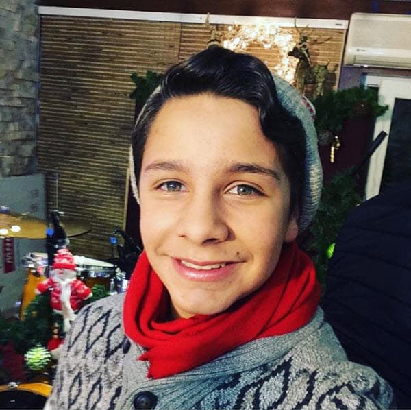 Ya no es un niño, tiene 14 años años y ya comienza a romper corazones.