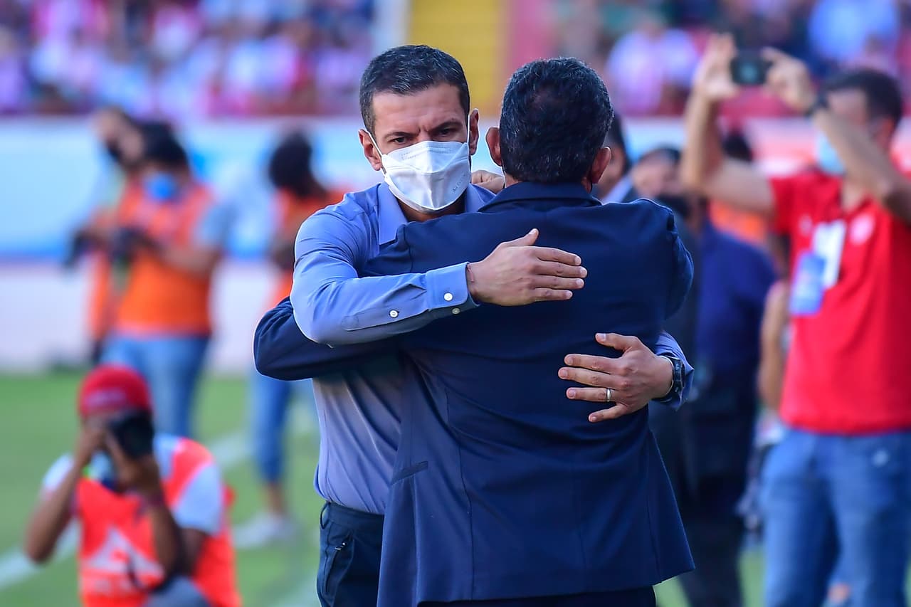 Jaime Lozano se abrazó con Ricardo Cadena previo al silbatazo inicial.