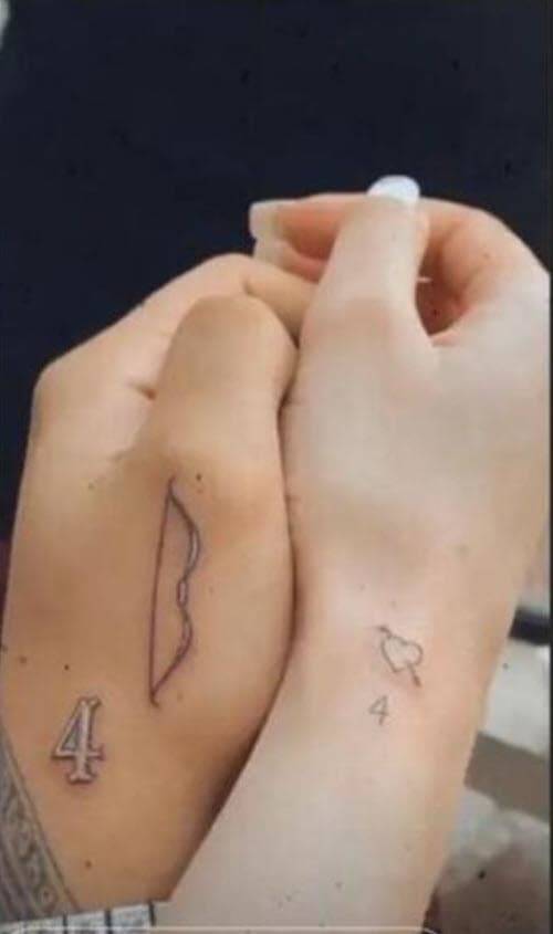 Solo semanas después de que hicieron pública su relación amorosa, el cantante se tatuó un arco de cupido y un número 4 al lado en una de sus manos.