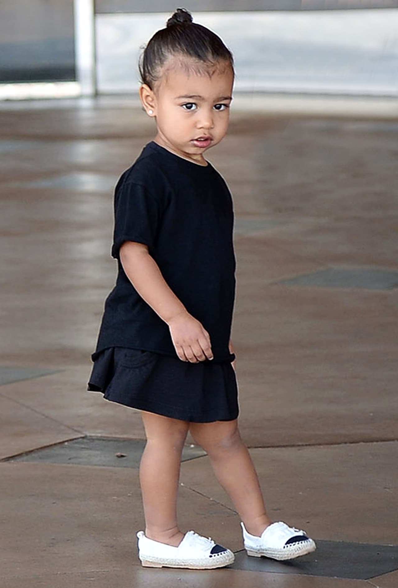 Saliendo de sus clases de ballet.