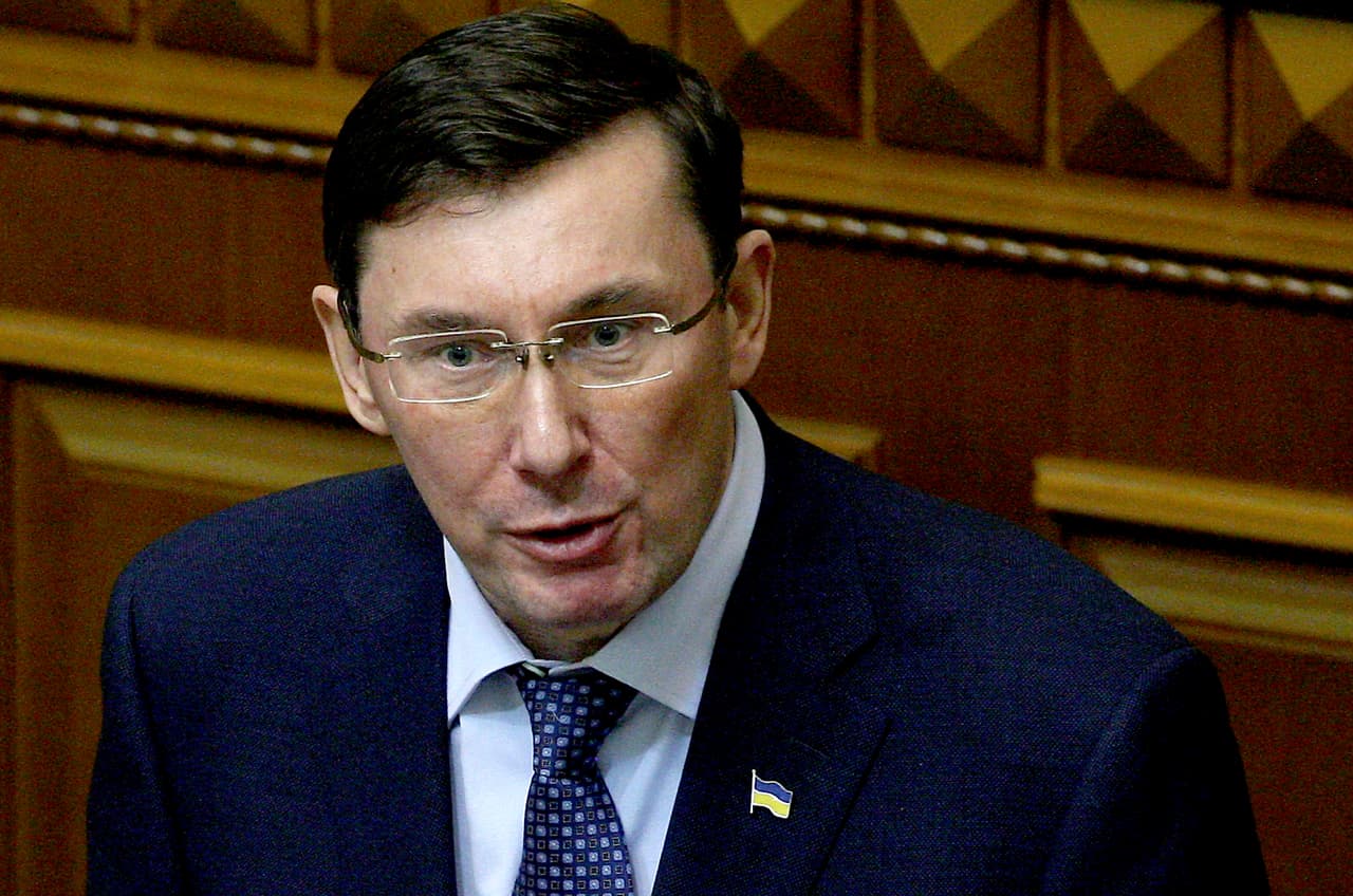 <b>Yuri Lutsenko, exfiscal general de Ucrania, en el cargo hasta el 29 de agosto de 2019. </b>"Desde la perspectiva de la legislación ucraniana, (Hunter Biden) no violó nada", dijo el exfuncionario al diario 
<i>The New York Times</i> el 26 de septiembre. Lutsenko estaba en el cargo cuando ocurrió la llamada entre Trump y Zelensky. Estos comentarios son relevantes porque el presidente Trump y Giuliani han tratado de despertar sospechas sobre la conducta de Joe Biden y su hijo en las últimas semanas. Lutsenko ya había dicho en mayo que Burisma Holdings no violó las leyes de Ucrania al incluir a Biden en su consejo de administración y pagarle un sueldo.
