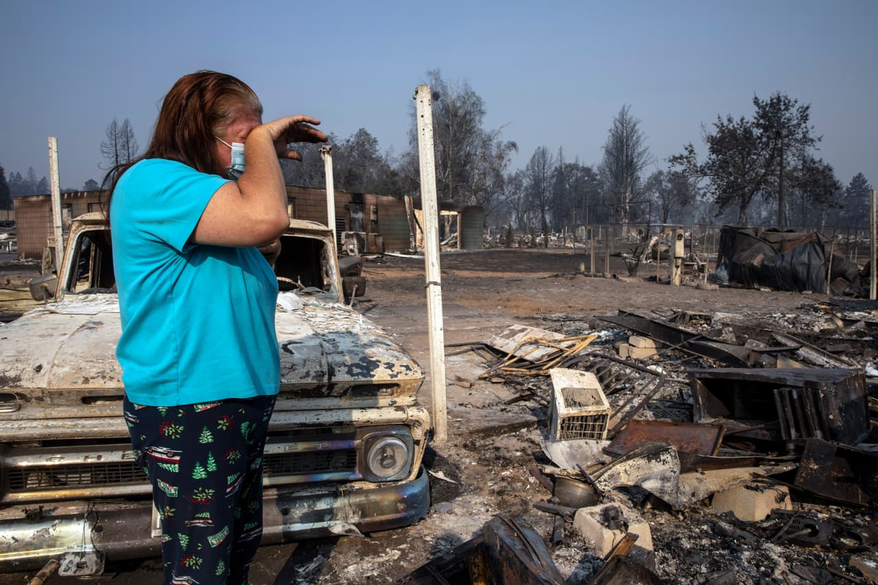 Heather Marshall llora al ver cómo quedó su casa donde vivió durante 21 años en Phoenix, tras la severa destrucción causada por el incendio. Todo desapareció en comunidades como esta en el Rogue Valley, justo al sur de Medford, en Oregon.