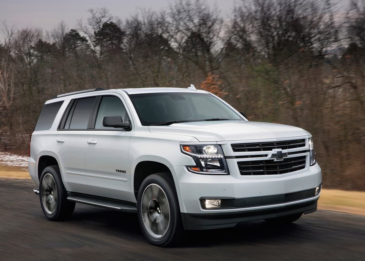 <b>SUV grande:</b> 
<b><a href="http://www.univision.com/noticias/chevrolet/la-chevrolet-tahoe-rst-2018-inyecta-emocion-y-potencia-al-segmento-de-las-utilitarias-grandes" target="_blank">Chevrolet Tahoe</a></b>
<br>
<br>La enorme Chevrolet Tahoe, incluyendo a la Suburban su versión aún más larga, es una de las SUVs tamaño familiar más atractiva y competente disponibles hoy en día. Su manejo suave y poderoso recuerda al de los grandes autos estadounidenses del pasado, pero su mecánica moderna la hace un vehículo seguro y estable. A partir del próximo año la Tahoe enfrentará una competencia formidable en forma de la 
<a href="http://www.univision.com/noticias/ford/esta-es-la-nueva-ford-expedition-2018-fotos" target="_blank">Ford Expedition 2018</a>.
<br>
<br>Finalistas:
<br>- GMC Yukon