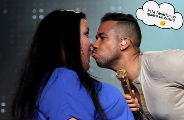 Romeo Santos bromea que esta fan no quería besito. Entonces, ¿quién sí se apunta?