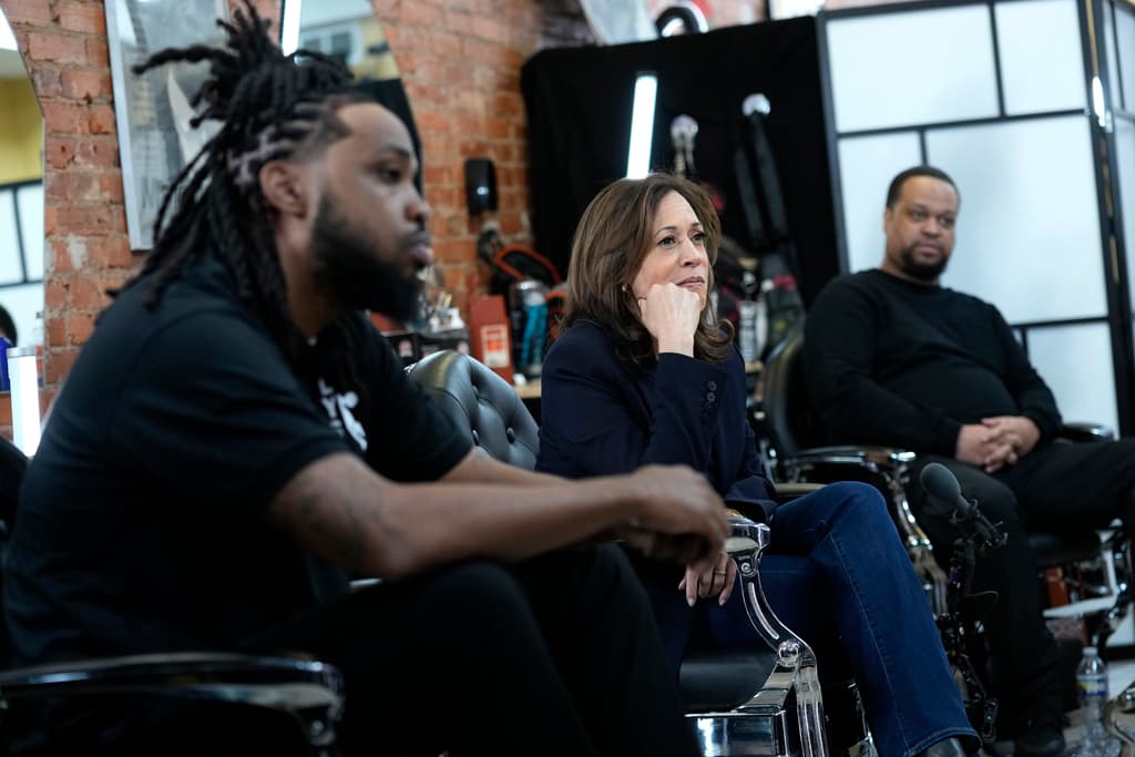 Kamala Harris durante su conversación con hombres negros en la barbería Philly Cuts de Filadelfia el domingo.