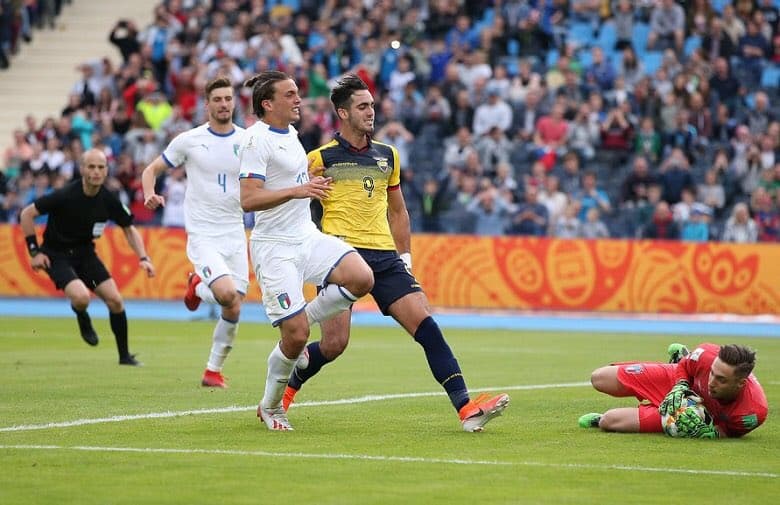 El delantero Leonardo Campana (centro), goleador del Sudamericano Sub-20, no pudo ante la buena defensa italiana.
