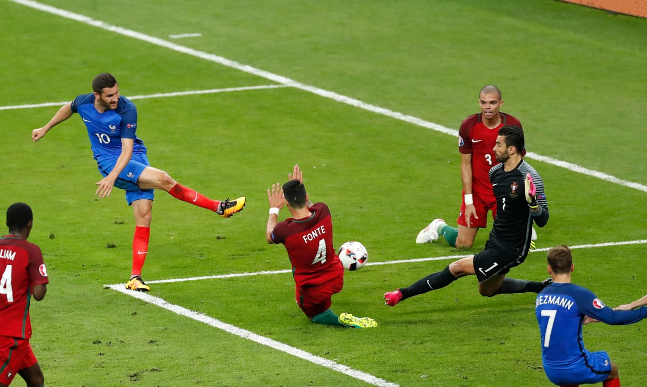 Disputó la Eurocopa 2016 organizada en su país, vio acción en seis partidos incluida la final ante Portugal pero no pudo marcar en ningún encuentro.