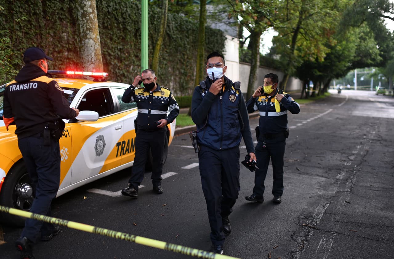El área donde ocurrió el incidente restringida por la policía. "Todo esto tiene que ver sin duda con el trabajo que se está llevando a cabo para garantizar la paz y la tranquilidad tanto en la Ciudad de México como en el país", expresó el presidente de México, Andrés Manuel López Obrador.
<br>