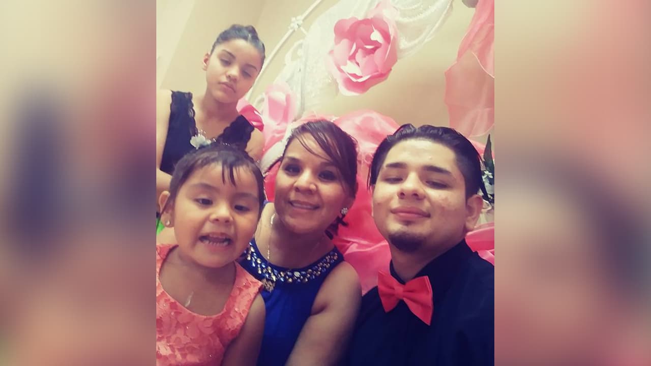 Luna dijo a Univision 45 que ella y sus dos hijas fueron a visitar a un familiar, el único que se quedó en el departamento fue su hijo, de 21 años. El joven le avisó que se iba a dormir como a las 10:30 pm.