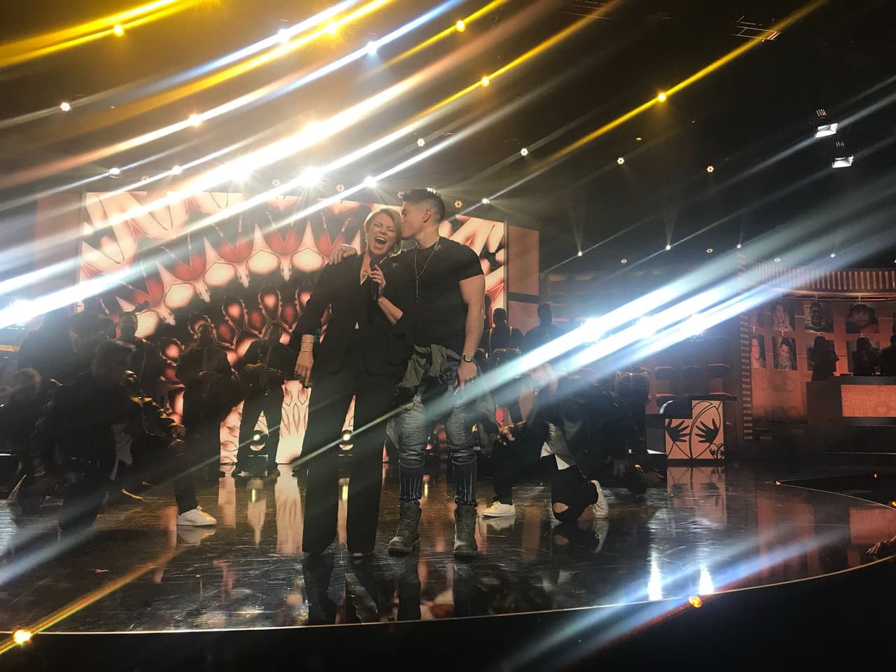 Además, compartió el escenario con Chyno, juntos encendieron la pista.