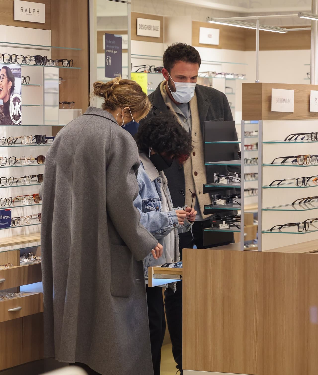 Vistió una chaqueta de mezquilla 'oversize' con forro interior de piel de oveja, camiseta blanca, pantalones de terciopelo negro y zapatillas Converse.
<br>
