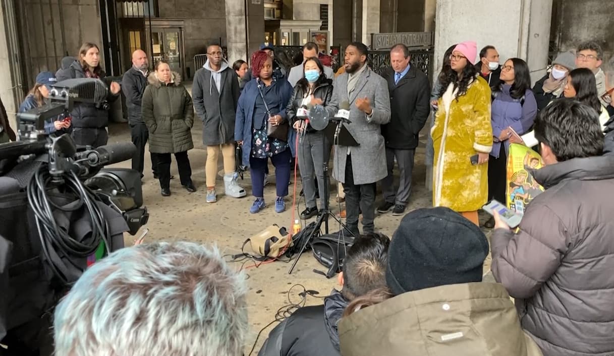 Políticos y activistas exigen ayuda del gobierno federal para seguir recibiendo migrantes en NYC