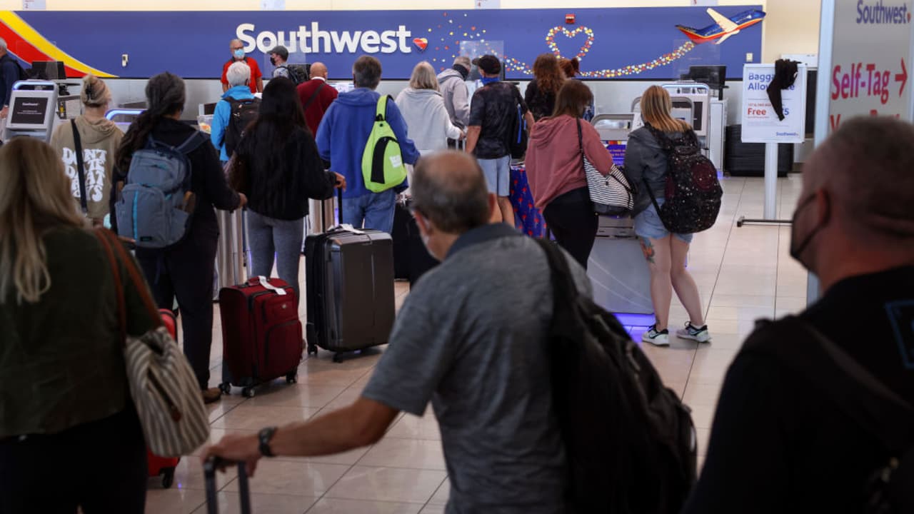 Por qué miles de vuelos de American Airlines y Southwest fueron cancelados