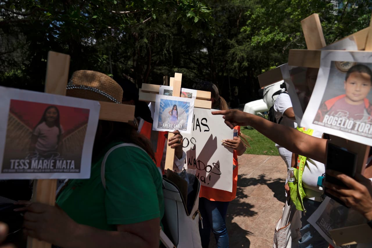 Manifestantes llevan fotografías de los niños asesinados 
<a href="https://www.univision.com/noticias/estados-unidos/jefe-de-seguridad-de-texas-reconoce-que-fue-un-error-no-tumbar-la-puerta-del-salon-donde-estaba-atrincherado-el-atacante" target="_blank">en una primaria de Uvalde, Texas</a>, este martes en las afueras del recinto donde se celebra la convención anual de la Asociación Nacional del Rifle (NRA, National Rifle Association) en Houston. La NRA descartó cancelar su cita y dijo que los participantes "reflexionarían" sobre lo ocurrido.