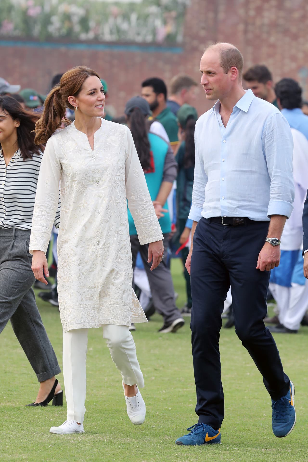 De acuerdo con el 
<b><a href="https://www.dailymail.co.uk/news/article-7582371/Prince-William-Kate-Middleton-pay-visit-Pakistani-cancer-hospital-Princess-Diana.html" target="_blank">Daily Mail</a></b>, la duquesa apoyó al talento local al 
<b><a href="https://www.univision.com/famosos/el-pequeno-homenaje-de-kate-middleton-a-lady-di-en-pakistan-con-un-vestido-que-tiene-un-significado-especial-video" target="_blank">llevar un shalwar kameez</a></b> de Gul Ahmed Fashion, compuesto por pantalones blancos y una túnica bordada con flores blancas de jazmín, la flor nacional de Pakistán.