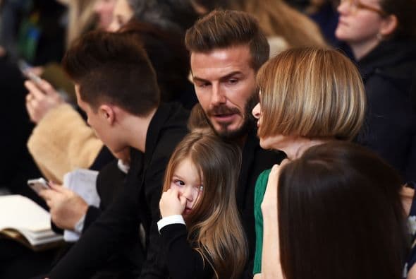 Tan aburrida estaba que comenzó a hurgar en su nariz frente a Anna Wintour, ¡qué pena!