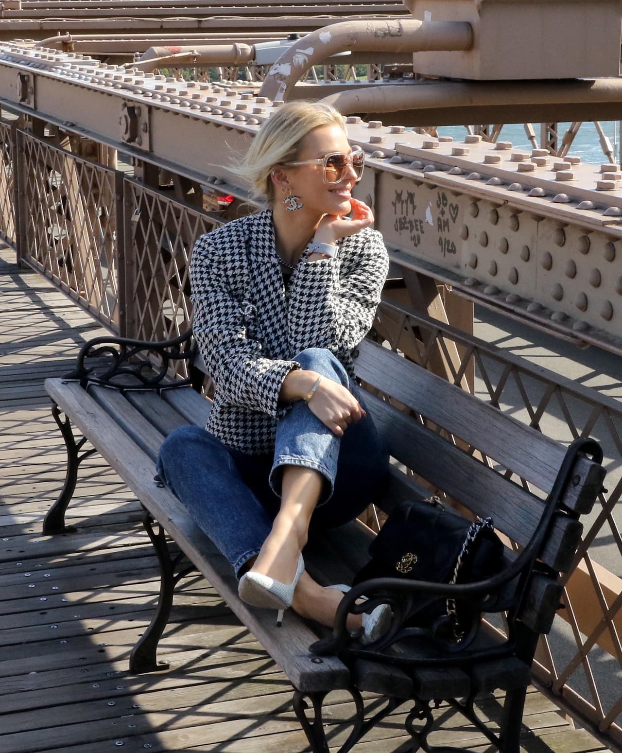 Irina Baeva los lució con elegancia mientras caminó a través del puente. 
<br>