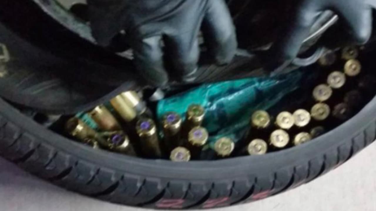 “CBP lleva a cabo operaciones de control de salida para ayudar a asegurar nuestra frontera compartida con México”, dijo el director del puerto de Nogales, Michael Humphries. "Esta incautación de armas demuestra un trabajo sobresaliente por parte de nuestros oficiales y negó estas armas a las Organizaciones Criminales Transnacionales".