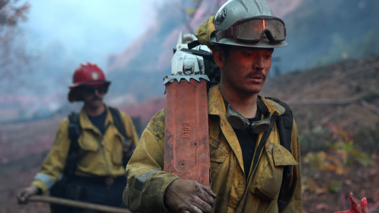 La loable labor de los bomberos que combaten los incendios forestales en California: "Están exhaustos"