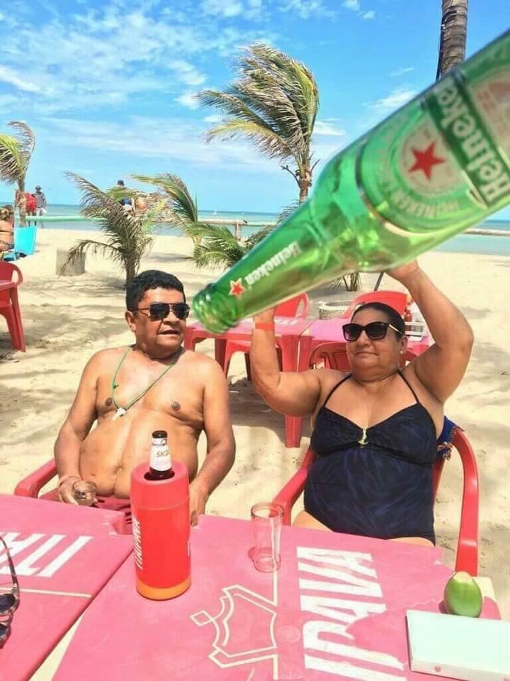 Sin embargo, esta vez otra pareja ha robado la atención del público, pues aunque no son famosos, decidieron
<b> </b>compartir
<b> fotos de su viaje a una playa d</b>e una manera muy similar a la de los actores.