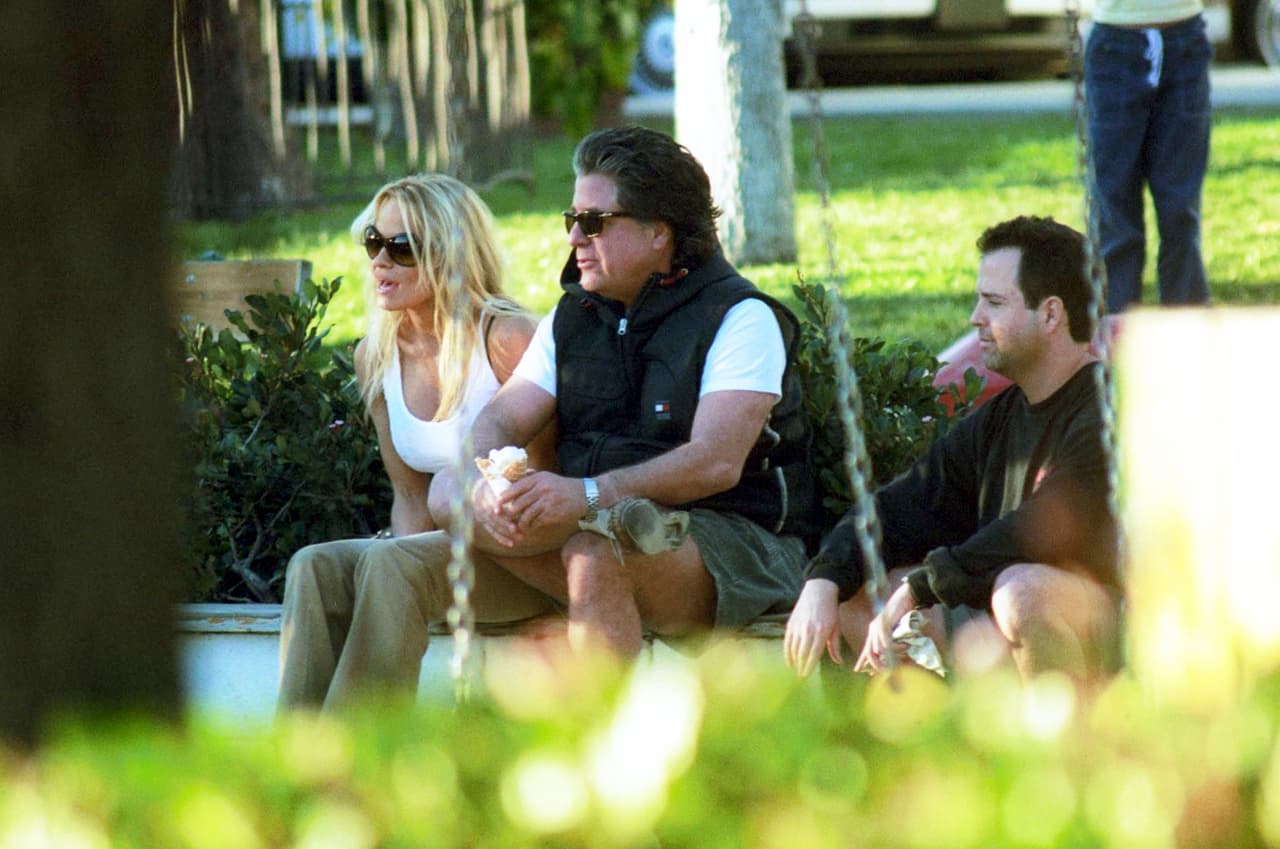 Jon Peters, de 74 años, conoció a Pamela Anderson en la década de los 80 en la mansión Playboy.