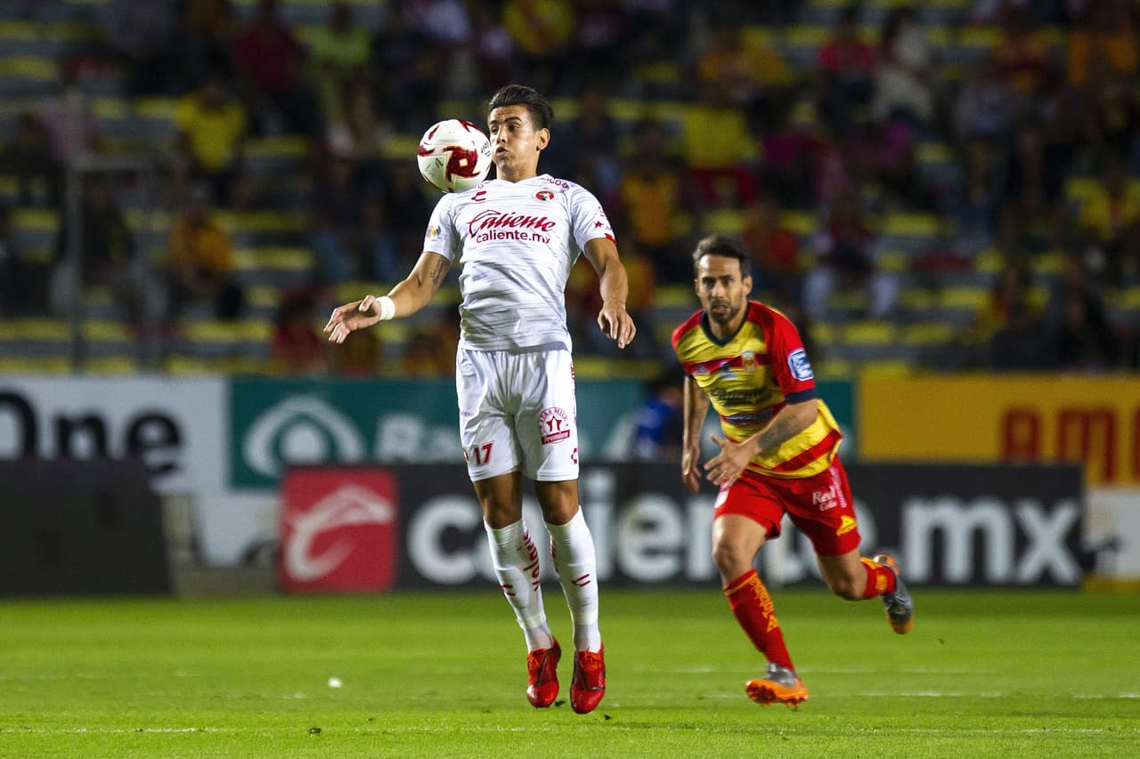 El primer amonestado del partido fue ‘Quick’ Mendoza, tras una fuerte entrada sobre Alexis Castro.