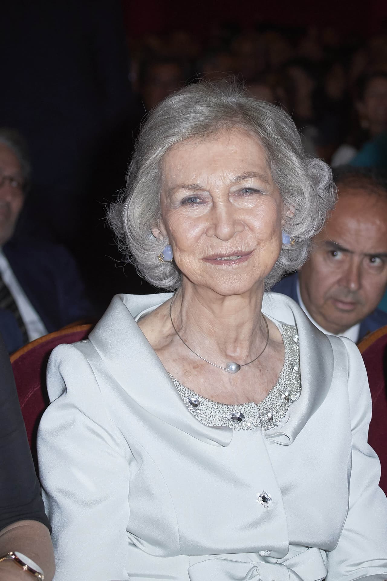 Según el diario, en Mallorca ya se encuentran la
<b> <a href="https://www.univision.com/famosos/la-reina-letizia-de-espana-y-dona-sofia-vuelven-al-lugar-del-manotazo-asi-fue-la-misa-de-pascua-esta-vez-fotos" target="_blank">reina emérita Sofía</a> </b>y su hija, la infanta Elena. 
<br>