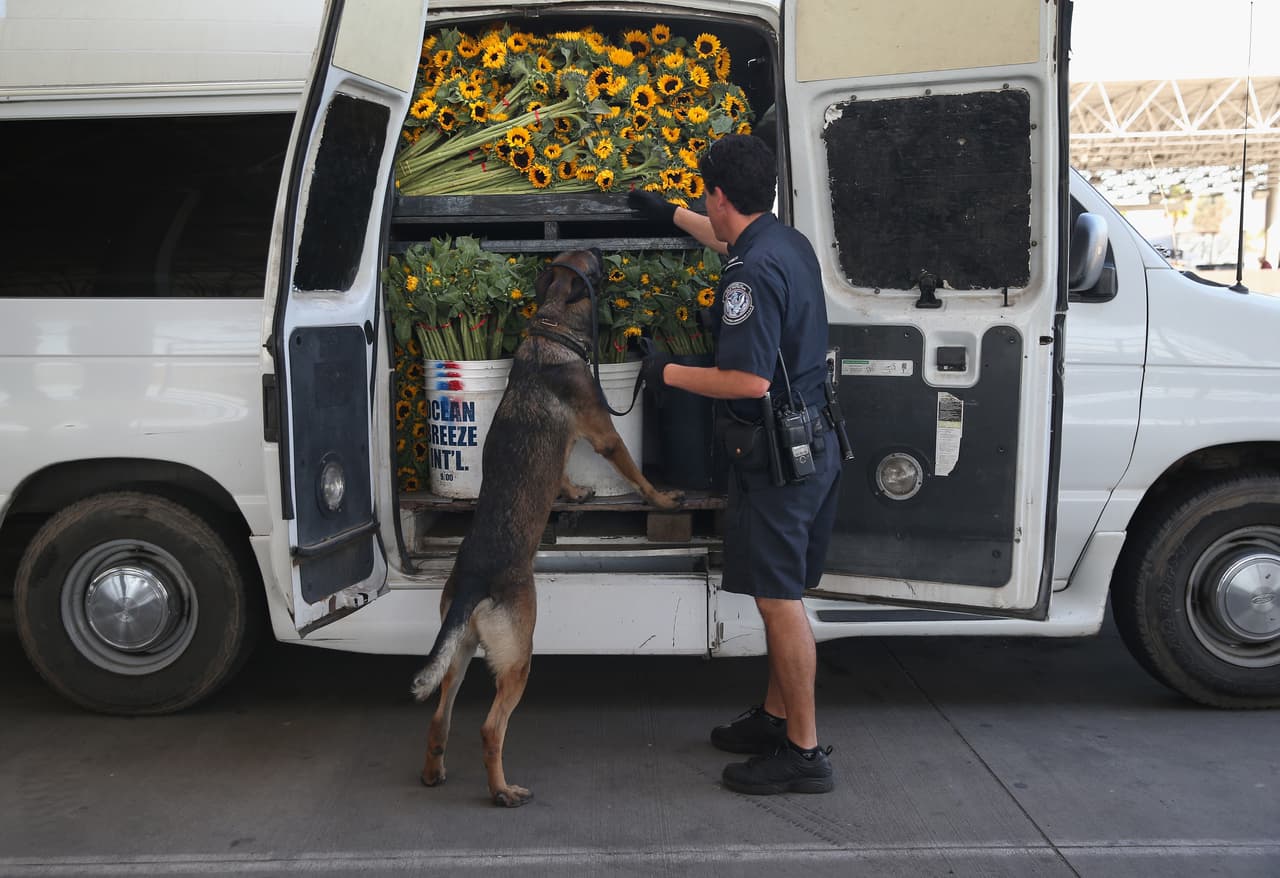 Agentes de Estados Unidos inician inspección de camiones en México