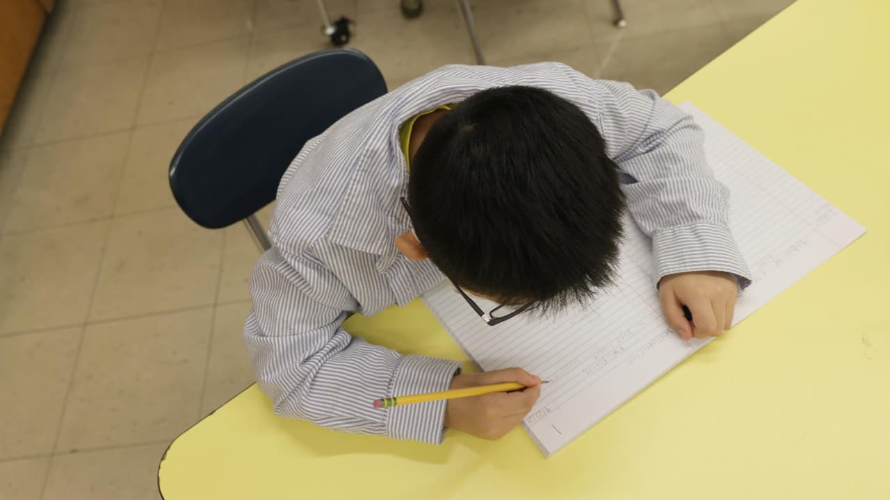 “Toca actuar ya”: experta da consejos para ayudar a niños a mejorar su nivel académico tras pausas por pandemia