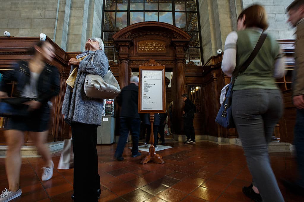 El público hace su entrada al Rose Main Reading Room durante la reapertura del miércoles 5 de octubre en la Biblioteca Pública de Nueva York.