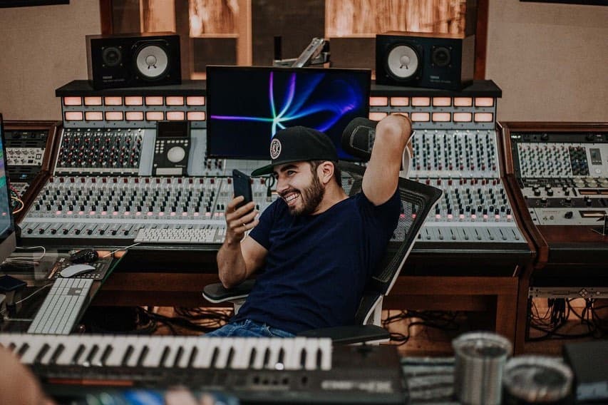 En cuanto a su trabajo como juez, quien compuso su primer tema a los 12 años considera que su principal desafío será demostrarle al público que no por cantar música regional mexicana buscará a alguien de su género. Por eso aclara que a él le gusta todo tipo de música: “Sé disfrutar de todo género musical. No ando buscado un género específico, sino darle la oportunidad a una cantante para que se abra camino en todo tipo de música”.