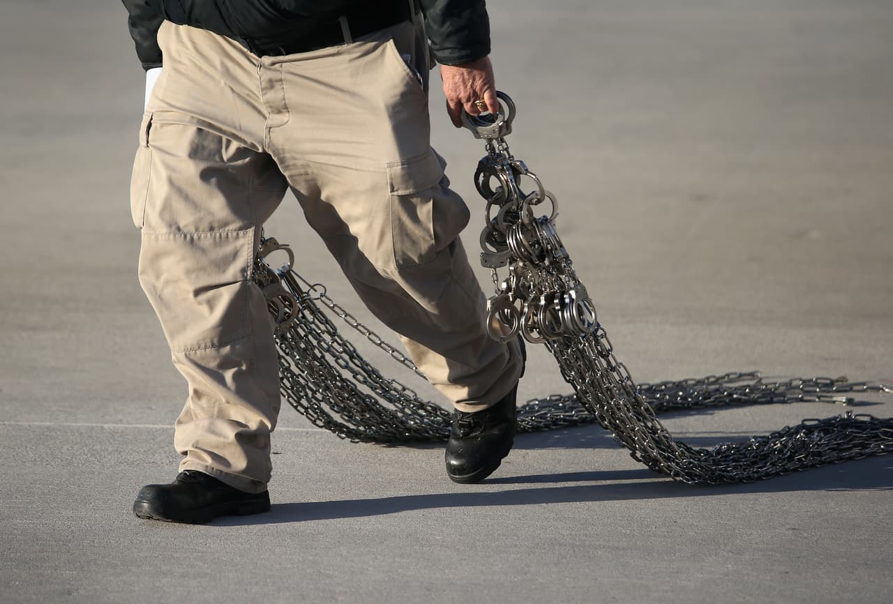 “Si te deportan desde dentro de Estados Unidos entonces el castigo es de 10 años y el proceso para regresar es el mismo que con el castigo de cinco años”, explicó González.